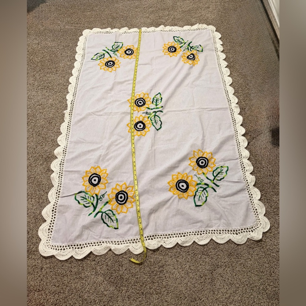 Sunflower Embroidered Crochet-Edge Tablecloth - Yellow & Green